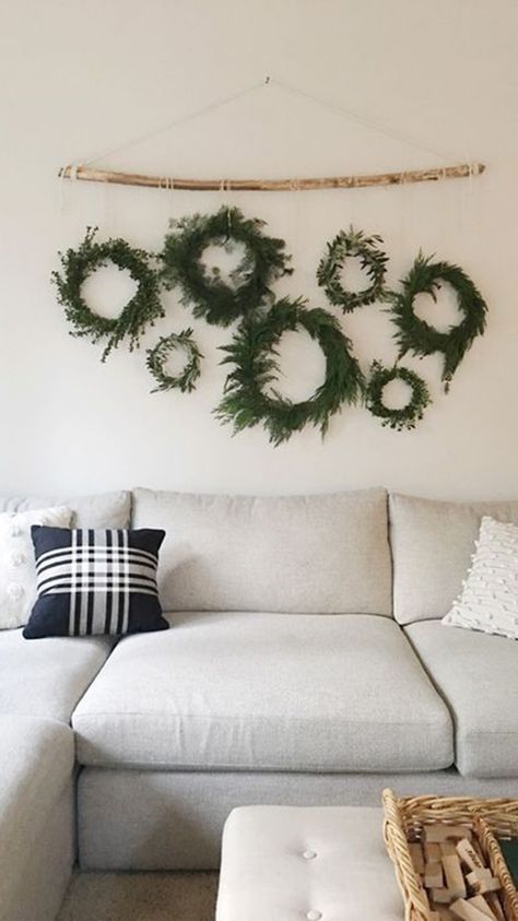 Julkransar Diy, Simple Christmas Decorations, Homemade Wreaths, Bohemian Christmas, Natural Christmas Decor, Simple Christmas Decor, Natural Christmas, Minimalist Christmas, Boho Christmas