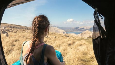 What to Do With Your Hair While Camping | Mortons on the Move Camping Hairstyles, Bandana Hairstyles Short, Messy Hair Look, Shampoo Cap, Camping Hair, Thick Headbands, Boxer Braids, Curly Hair Braids, Pull Through Braid