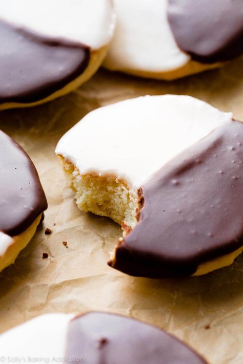 Black And White Cookie Recipe, White Cookies, Black And White Cookies, Sally's Baking, White Cookie, Cookie Spread, Crinkle Cookies, Easy Homemade Recipes, Köstliche Desserts