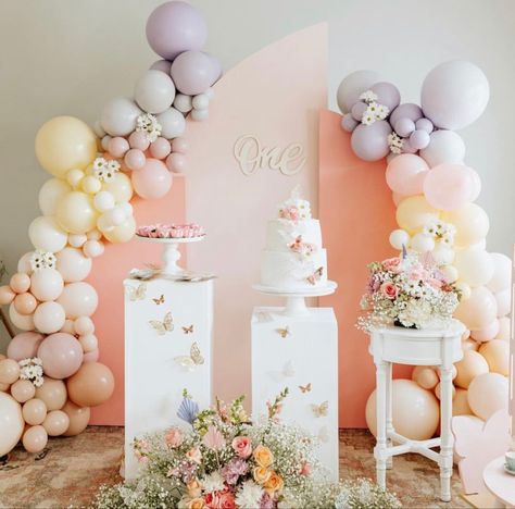 Wildflower Balloon Garland, Backdrop Balloons, Butterfly 1st Birthday, Butterfly Garden Party, Flower Birthday Party, Backyard Birthday Parties, Fairy Garden Birthday Party, Garden Butterfly, Pastel Birthday