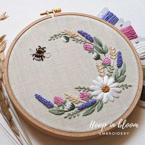 Midsummer wreath embroidery YouTube tutorial. #wreathembroidery #wildflowerembroidery #cloverembroidery #daisyembroidery Wreath Embroidery Pattern, Modern Hand Embroidery Patterns, Pdf Embroidery Pattern, Wreath Embroidery, Diy Embroidery Designs, Pattern Template, Embroidery Template, Redwork Embroidery, Embroidery Tutorial