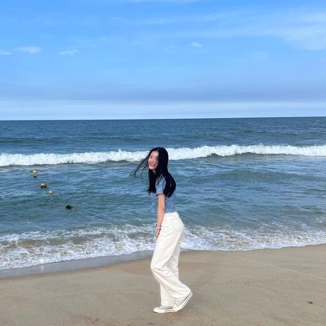 Ulzzang Beach, Outfit Mantai, Korean Poses, Summer Strike, Surreal Photos, Korean Ulzzang, Casual Day Outfits, Photoshoot Concept, Beach Vibe