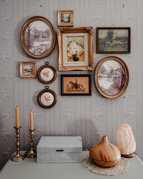 Farmhouse Wall Decor Ideas - Wilson Homestead Salons Cottage, Sala Vintage, Living Room Decor Rustic, Interior Vintage, Wall Decor Ideas, Gallery Design, Rustic Living, Rustic Living Room, Vintage Diy