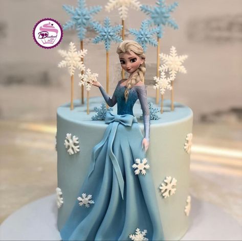 1 Tier Frozen Birthday Cake, Simple Elsa Birthday Cake, Elsa Themed Cake, Simple Elsa Cake, Anna Und Elsa Torte, Simple Frozen Birthday Cake, Elsa Cake Ideas, Elsa Cake Design, Elsa Theme Cake