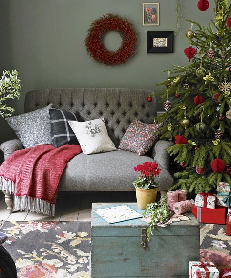 Christmas living room decorating ideas to get you in the festive spirit  ||  Looking for Christmas living room decorating ideas? From craft garlands to modern monochrome marvels, let these Christmas decorations transform your home http://www.idealhome.co.uk/christmas-ideas/christmas-living-room-decorating-ideas-187933?utm_campaign=crowdfire&utm_content=crowdfire&utm_medium=social&utm_source=pinterest Christmas Living Room Decorating Ideas, Christmas House Lights, Red Christmas Decor, Christmas Living Room, Modern Monochrome, Living Room Decorating Ideas, Simple Christmas Decor, Porte Decorate, Christmas Decorations Living Room