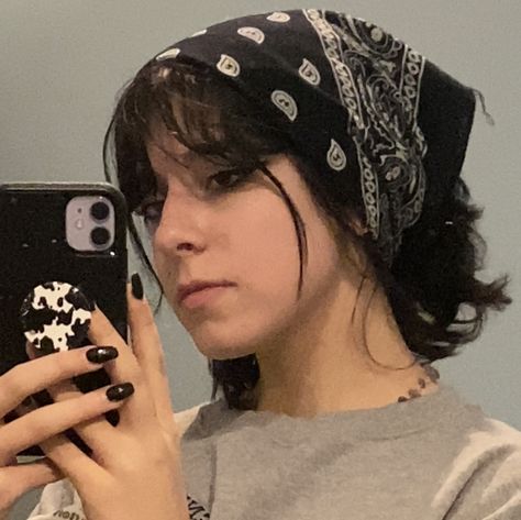 Short Hair In Bandana, Cool Bandana Hairstyles, Woman Bandana Hairstyles, Wolfcut With Bandana, Grunge Bandana Hairstyles, Bandana Side Profile, Hair Bandana Drawing Reference, Head Scarf Reference, Goth Bandana Hairstyles