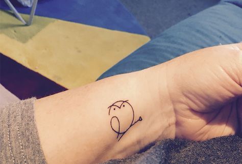 Minimalist owl tattoo. Owl Tattoo Small, Small Bird Tattoos, Tato Dada, Vogel Tattoo, Tato Henna, Shape Tattoo, Small Owl, Owl Tattoo Design, Парные Тату