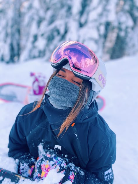 Women’s Snowboarding, Cute Ski Photos, Snowboard Poses Photo Ideas, Ski Women Outfits, Snowboarding Instagram Pictures, Snowboard Photo Ideas, Cute Snowboarding Pictures, Snowboard Girl Aesthetic, Snowboard Hairstyles