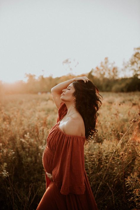 Maternity Pictures Mom Only, Fall Pregnancy Photoshoot, Fall Maternity Shoot, Pregnancy Poses, Home Magic, Baby Bump Photoshoot, Boho Photoshoot, Fall Pregnancy, Lifestyle Maternity