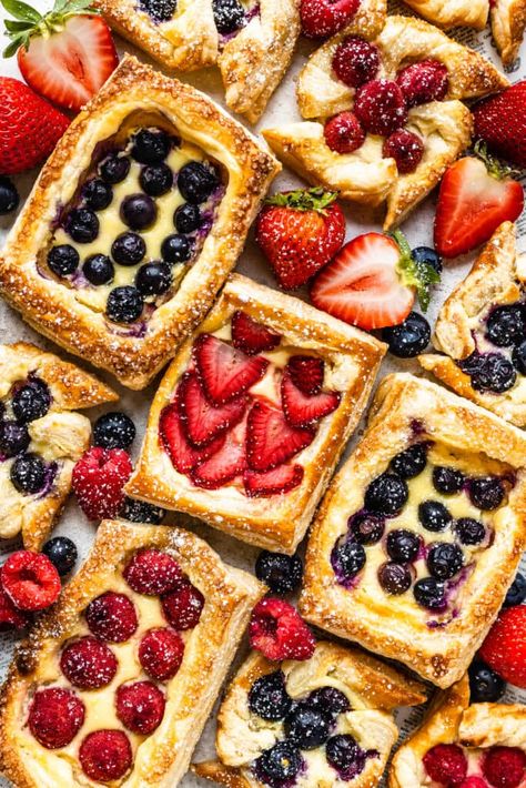 Pies And Tacos, Cream Cheese Puffs, Puff Pastry Recipes Dessert, Cream Cheese Puff Pastry, Cream Cheese Pastry, Puff Pastry Filling, Cheese Puff, Puff Pastry Desserts, Cream Cheese Danish