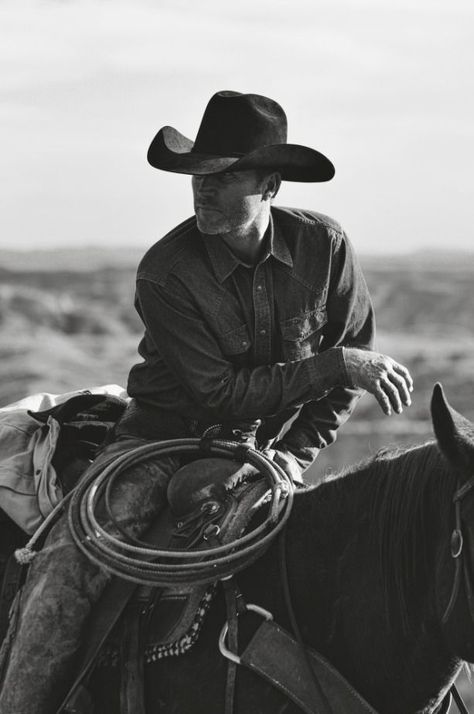 Western Photoshoot Ideas, Horse Senior Pictures, Cowboy Photography, Country Sunset, Western Photoshoot, Man On Horse, Cowboy Aesthetic, Western Photography, Boot Barn