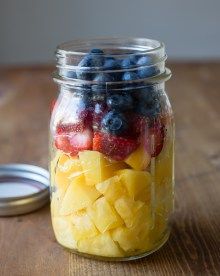 25 Mason Jar Salads That Are Almost Too Pretty To Eat Mason Jar Snacks, Mason Jar Breakfast, Mason Jar Lunch, Breakfast In A Jar, Make Ahead Salads, Mason Jar Meals, Mason Jar Salad, Salad In A Jar, Meals In A Jar