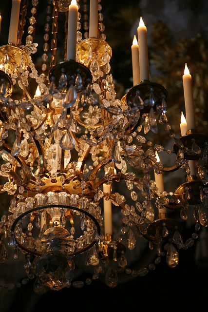 European Design Style, Antique Chandelier, Beautiful Chandelier, Beautiful Lighting, Chandelier Lamp, European Designs, 인테리어 디자인, Versailles, Crystal Chandelier