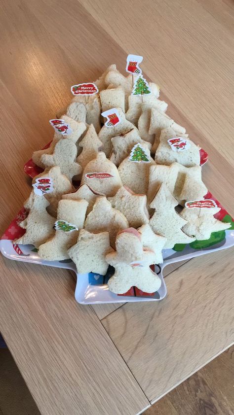 Xmas Sandwich Ideas, Christmas Party Finger Foods For Kids, Movie Night Snacks Christmas, Kids Holiday Snack Ideas, Christmas Sandwiches For Kids, Kindergarten Christmas Party Snacks, Christmas Theme Lunch, Christmas Themed Breakfast Kids, Christmas Picky Food