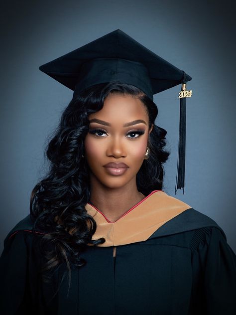 Graduation Potraits Idea, Mastered It Graduation Pictures, Degree Graduation Pictures, Master Degree Photoshoot, Senior Pictures Outfits Black Women, Masters Degree Photoshoot, College Photoshoot, Graduation Fits, Graduation Hairstyles With Cap