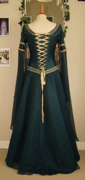 Gaun Abad Pertengahan, Medieval Costumes, Long Sleeve Embroidered Dress, Medieval Dresses, Medieval Clothes, Ren Fest, Flare Sleeve Dress, Fantasy Clothes, Medieval Costume