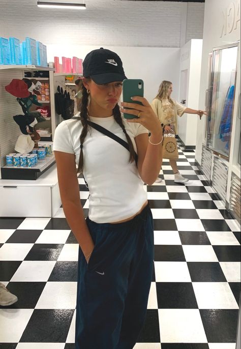 Aesthetic Baseball Caps Outfits, Nike Baseball Cap Outfit, Girls Wearing Hats Baseball Caps, Cap And Glasses Outfit, Base Ball Cap Outfit Women, Cap Outfits For Women Winter, Adidas Baseball Cap Outfit, Baseball Cap Outfit Aesthetic, Navy Baseball Cap Outfit