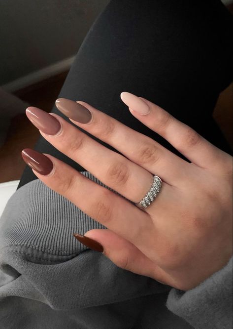 Nails For Cinnamon Dress, Fall Autumn Nails Almond, Fall Transition Nails Almond, Fall Almost Nails, Acrylic Nails Autumn 2023, Fall Nails Shades Of Brown, Neutral Almond Nails Classy Brown, Fall Nail 2023, Simple Nails Fall Shades