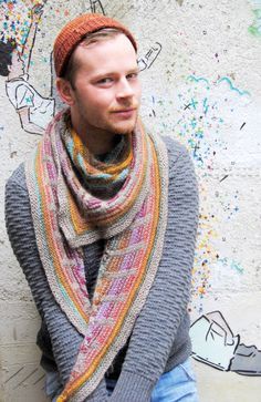 Free Stephen West Shawl! Gorgeous! Modern Knitting Patterns, Yarn Shawl, Modern Knitting, Diy Scarf, Shawl Knitting Patterns, Shawl Patterns, Knitting Magazine, Shawl Pattern, Knitted Shawls