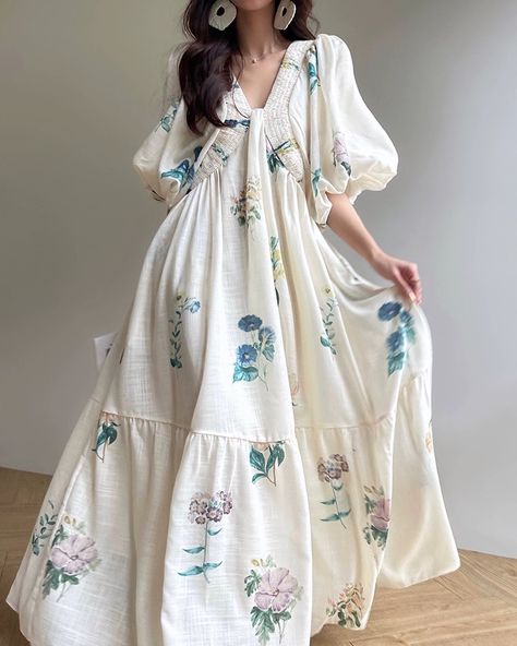 New!! ✨ Aconiconi｜Gardenia Glamour Long Flowy Dress 🌸 Available now on our website 💕 —> link in bio 🥰 Long Dress Patterns, Long Flowy Dress, Mid Calf Dresses, Long Summer Dresses, Vacation Style, Boho Stil, Flowy Dress, Outfit Casual, Lantern Sleeves