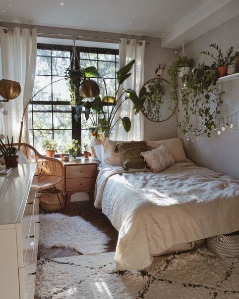 Bedroom Inspiration Cozy, Design Ložnic, Bilik Idaman, Lots Of Plants, Bedroom Bohemian, Small Bedroom Ideas, Dekorasi Kamar Tidur, Bohemian Bedroom Decor, Redecorate Bedroom