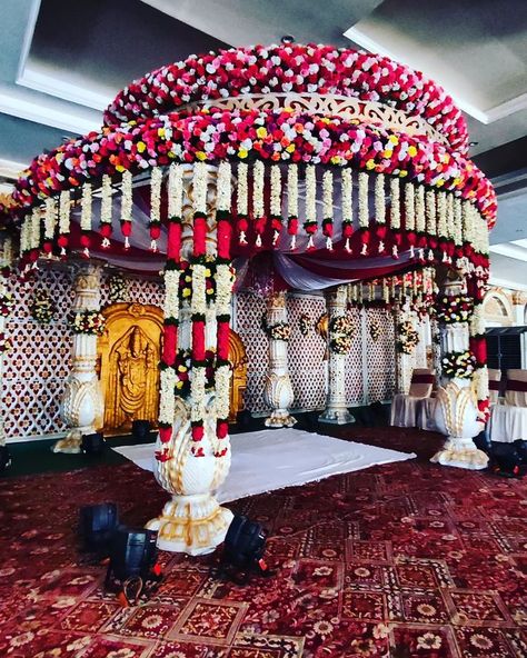 Wedding Mandap Ideas, Mandap Ideas, Hindu Wedding Decorations, Small Wedding Decor, Simple Stage Decorations, Home Flower Decor, Wedding Stage Backdrop, Wedding Stage Decor, Flower Garland Wedding