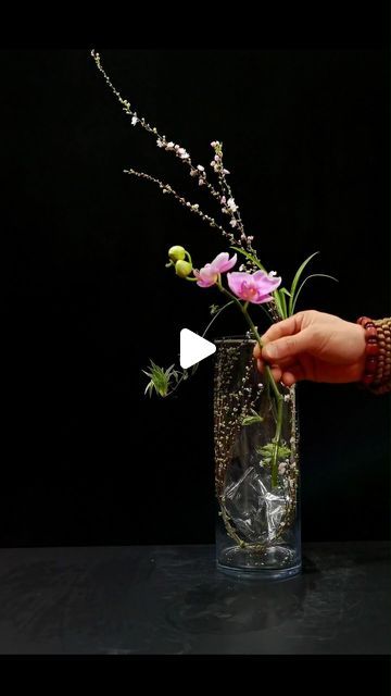 Hoa Nhi on Instagram Ikebana Basket Arrangement, Trending Diy, Basket Flower Arrangements, Ikebana Arrangements, Creative Flower Arrangements, Diy Gift Baskets, Flower Arrangements Diy, Vase Arrangements, Instagram C