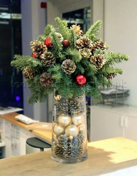 Pinecones Christmas Centerpiece #Christmas #centerpieces #Christmasdecor #decorhomeideas Christmas Flower Decorations, Diy Jul, Bedroom Christmas, Deco Table Noel, Christmas Flower Arrangements, Christmas Table Centerpieces, Christmas Floral Arrangements, Christmas Arrangements, Indoor Christmas Decorations