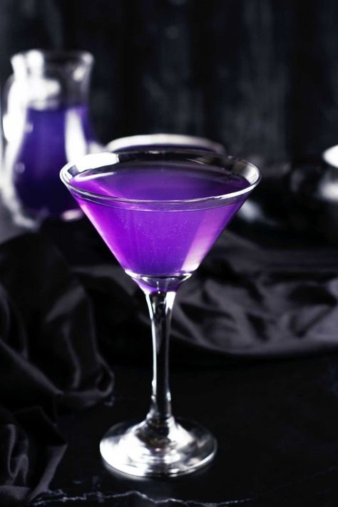 Frozen Watermelon Margarita, Resep Koktail, Movie Night Food, Purple Cocktails, Hocus Pocus Party, Purple Drinks, Frozen Watermelon, Classic Martini, Purple Food