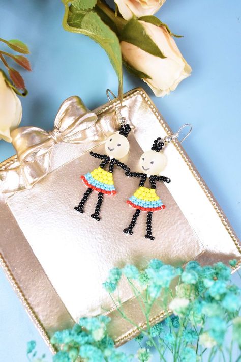 #Beebeecraft #DIY Cute Pedestrian #Earrings with #Seedbeads. Tutorials coming soon 💕 Seed Bead Crafts, Gelang Manik-manik, Bead Embroidery Tutorial, Beaded Earrings Diy, Bead Charms Diy, Beaded Necklace Diy, Gelang Manik, Beaded Jewelry Tutorials, Earring Making