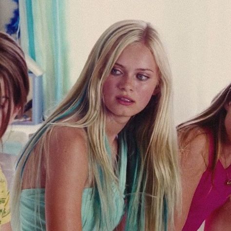 Aquamarine (2006) who else wished that they were a mermaid when they were younger? Aquamarine Movie, Blonde Halloween Costumes, Sara Paxton, Mermaid Movies, Mermaid Lagoon, Cute Couple Halloween Costumes, Dyed Hair Inspiration, Mermaid Hair, Dream Hair