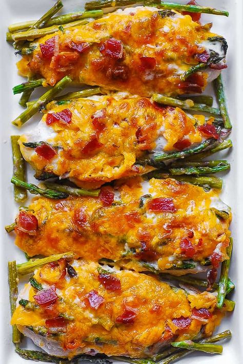 One-Pan Asparagus Chicken Bake with Bacon and Ranch - Julia's Album Ranch Chicken Bake, Pan Asparagus, Asparagus Chicken, Easy Asparagus, Baked Ranch Chicken, Asparagus Recipes Baked, Asparagus Bacon, Asparagus Recipes, Baked Asparagus