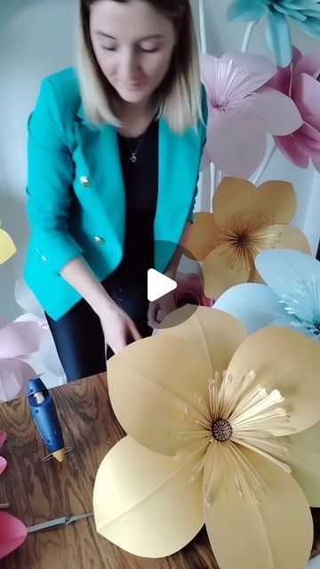 How To Make Big Flowers Diy, Giant Paper Flowers Diy Easy, Large Paper Flowers Diy Easy, How To Make Giant Paper Flowers, Template For Paper Flowers, Big Paper Flowers Diy, Paper Flowers Craft Tutorial, Large Paper Flower Tutorial, Make Giant Paper Flowers