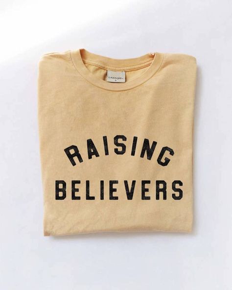 This Little Light Collective on Instagram: “Pre-Orders are open on these New Women’s Tees! Which color are you going to order? 💛💗🤍🖤 . . . . . #raisingarrows #raisingbelievers…” Tired Mum, Mama Style, Design Tshirt, Shirt Embroidery, Graphic Top, Modest Fashion Outfits, Water Based Ink, Spring Summer Fashion, Baby Shop