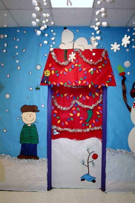 Fouke kindergarten,Charlie Brown Classroom Door Winter Classroom Door, Diy Christmas Door Decorations, Decoration Creche, Door Decorations Classroom Christmas, Classroom Christmas Decorations, Holiday Door Decorations, Diy Christmas Door, Christmas Door Decorating Contest, Christmas Classroom Door