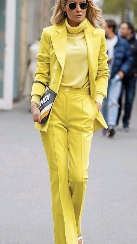 Chic Monochrome Outfit, Monochromatic Outfit Business Casual, Business Outfits For Women Winter, Winter Business Outfits For Women, Yellow Monochromatic Outfit, Monochromatic Outfit Street Style, Monochrome Suit, Monochromatic Dressing, Business Outfits For Women