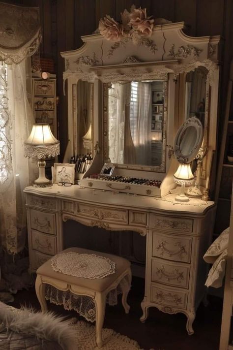 Royal Vanity Aesthetic, Vintage Vanity Ideas Bedroom, Old Bedroom Vintage, Grandma Room, Vanity In Bedroom, Rh Dorm, Aesthetic Vanity, Vintage Rooms, Vanity Vintage