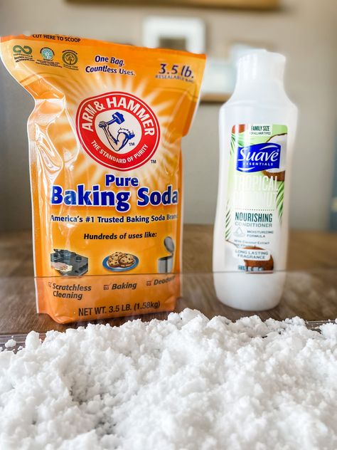 This DIY fake snow is SO fun for kids - any uses only 2 ingredients (for under $5!).  Find out how to make it here! Recipe For Fake Snow, Make Fake Snow, Diy Puffy Paint, Winter Classroom Activities, Uses For Baking Soda, Cleaning Your House, Diy Playdough, Improve Nutrition, Snow Activities