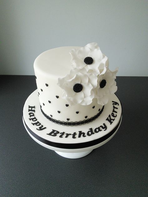 Small black and white anemone cake Black And White Fondant Cake, Black And White 40th Birthday Cake, Black And White Cake Ideas, Anemone Cake, Black And White Anemone, Black And White Birthday Cake, White Fondant Cake, Black White Cakes, Black And White Cake