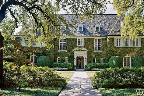 Lots Of Windows, Casas Coloniales, Hus Inspiration, Texas Homes, House Goals, Historical Romance, Pretty House, Newport Beach, Classic House