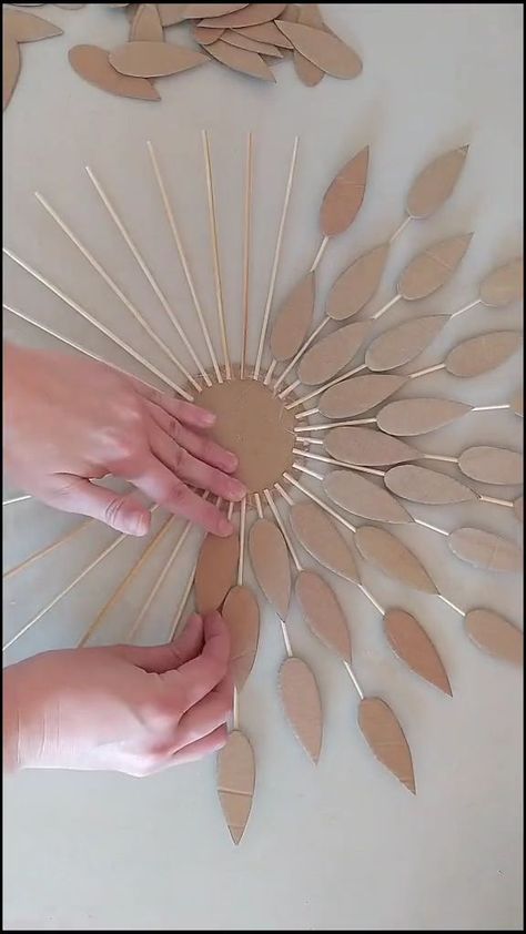 Hiasan Dinding Diy, बेडरूम डिजाइन, Mainan Diy, Kraftangan Prasekolah, Wooden Curtain, Diy Wall Art Decor, Diy Yarn Crafts, Kraf Diy, Hiasan Bilik