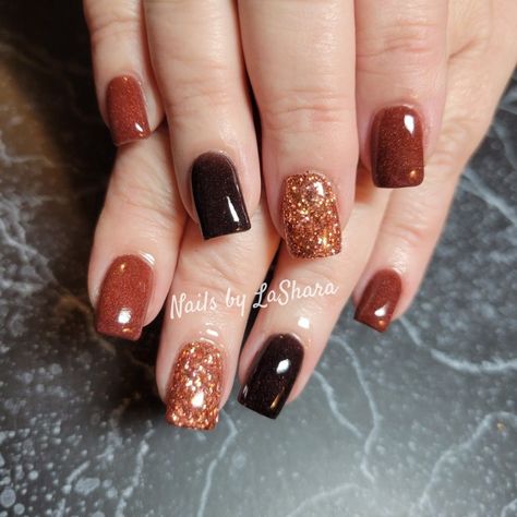 Cute Fall Nail Ideas For Acrylics, Fall Style Nails Short, October Gel Nails 2023, Fall Color Manicure, Simple Fall Nail Color Ideas, Fall Nails 2024 Burgundy, Fall Ideas Nails, Fall Nails Multiple Colors, Autumn Nail Tips