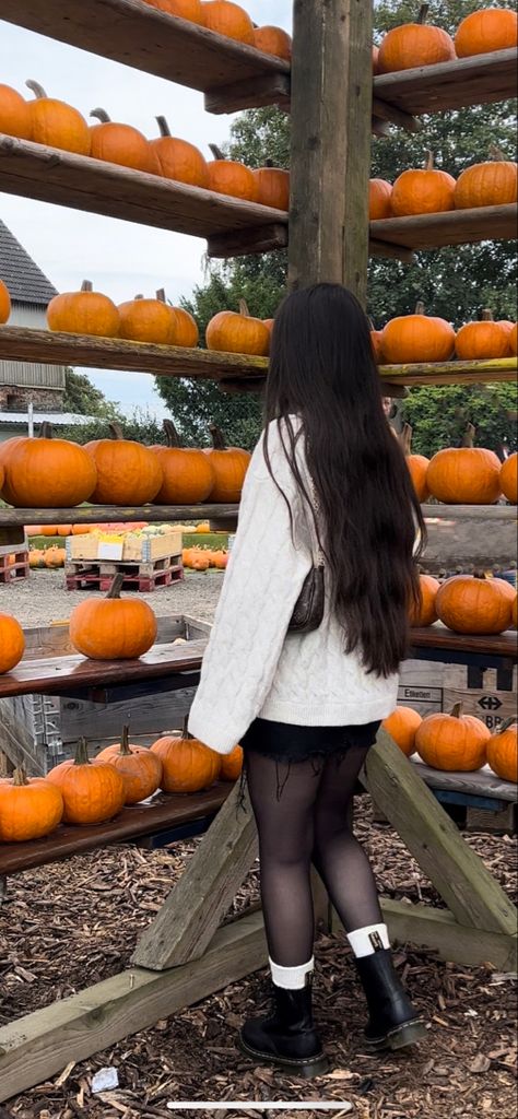 Fall Outfits Spooky, Pumpkin Patch Outfit Doc Martens, Pumpkin Patch Ootd, Pumpkin Patch Fall Outfits, Cider Mill Outfit Fall, Pumpkins Patch Outfit, Pumpkin Carving Outfit, Corn Maze Outfit Fall, Pumpkin Patch Date Outfit