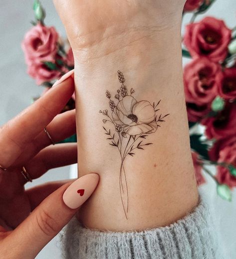 Tato Jari, Flower Wrist Tattoos, Bouquet Tattoo, Poppies Tattoo, Beautiful Flower Tattoos, Tato Lengan, Birth Flower Tattoos, Subtle Tattoos, Best Tattoo Designs