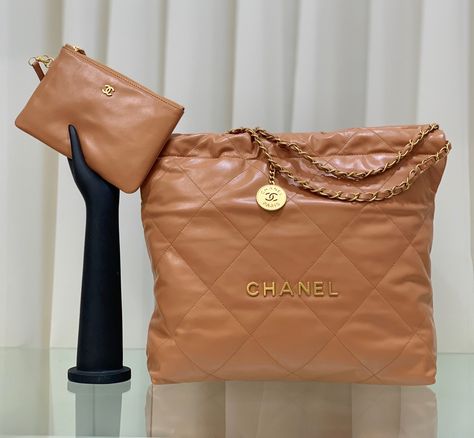 Chanel 22 Bag, Chanel 22, Brown Bags, Cloth Bags, Brown Gold, Chanel Bag, Handbag Accessories, Chanel Classic, Luxury Bags