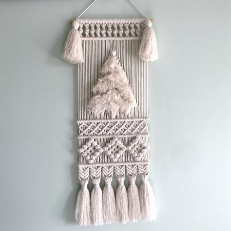 Christmas macrame. Christmas tree macrame Christmas Tree Macrame, Tree Macrame, Wall Hanging Crafts, Modern Macrame, Macrame Ideas, Macrame Patterns, Macrame Diy, Tapestry Wall Hanging, Wall Tapestry