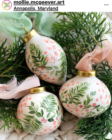 Christmas Ball Painting Ideas, Hand Painted Ball Ornaments, How To Paint Glass Ornaments, Painting Glass Ornaments Diy, Christmas Ornament Painting Ideas, Painted Ornaments Christmas, Glass Ornaments Diy, Christmas Ball Ornaments Diy, Pretty Christmas Ornaments