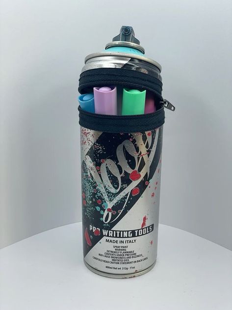 Vandals Graffiti, Graffiti Spray Can, Spray Painted Bottles, Graffiti Furniture, Diy Graffiti, Spray Can Art, Art Shed, Graffiti Text, Spray Paint Cans