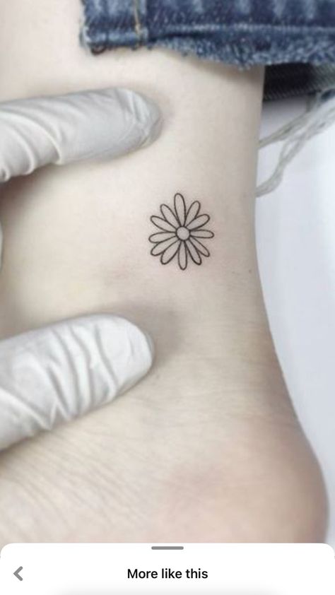 Tiny Daisy Tattoo, Small Daisy Tattoo, Tattoo On Ankle, Simbolos Tattoo, Daisy Tattoo Designs, Cute Ankle Tattoos, Tiny Flower Tattoos, Daisy Flower Tattoos, Ankle Tattoos For Women