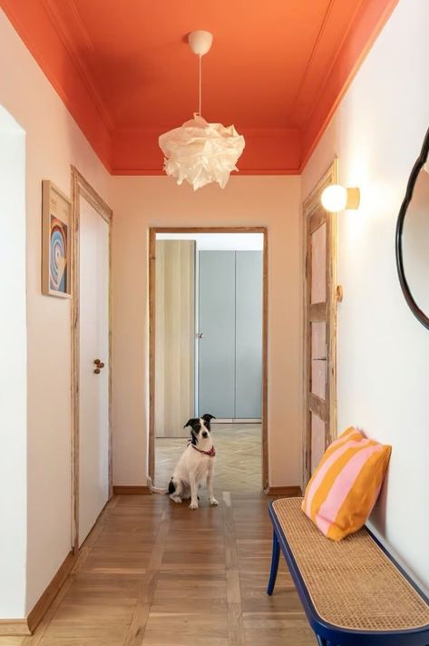 Orange Ceiling, Styl Hampton, Clutter Free Home, Decor Elements, Interior Stairs, Painted Ceiling, Interior Trend, Minimalist Decor, House Inspo